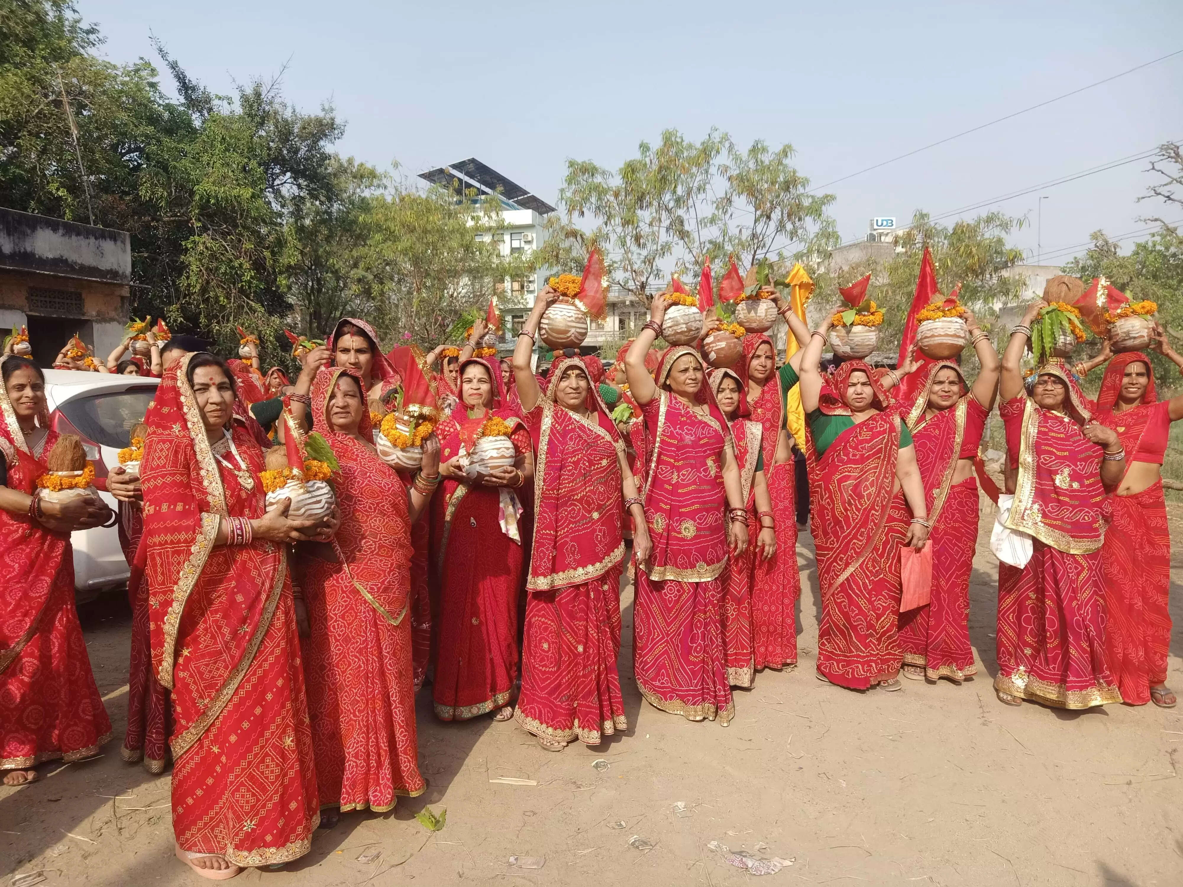 शिव परिवार व राम दरबार की मूर्ति प्राण प्रतिष्ठा में निकली कलश यात्रा