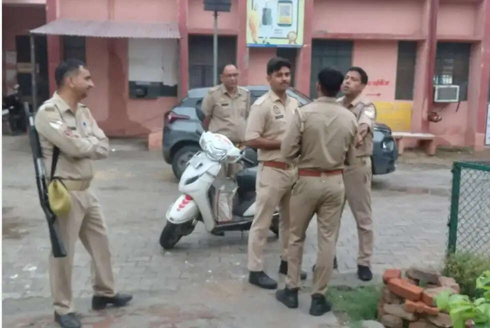 हाथरस : मालगाड़ी की चपेट में आकर युवक की मौत