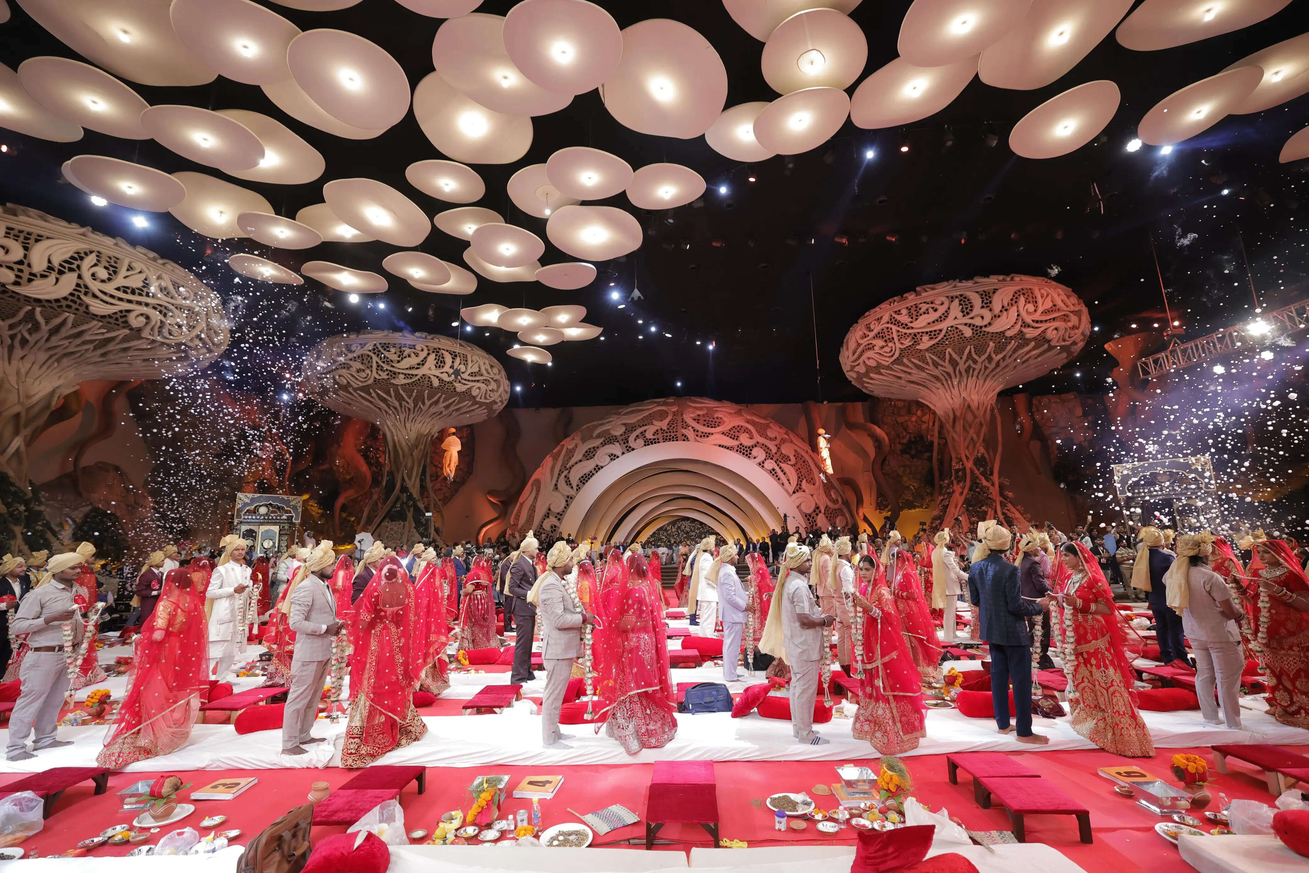 जवाहरलाल नेहरू स्टेडियम में सामूहिक विवाह समारोह का आयोजन