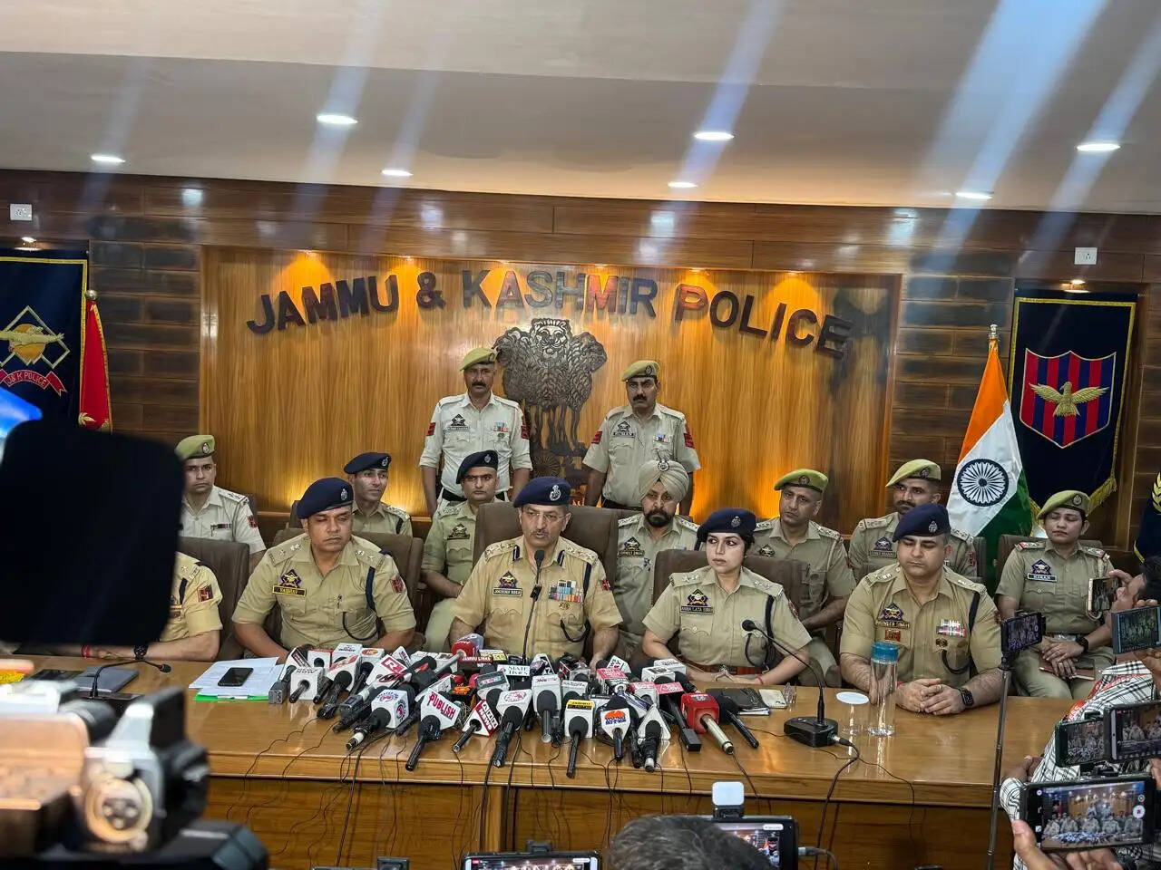 जम्मू पुलिस ने अमृतसर पंजाब में नारको-टेररिज्म के तीन सरगनाओं को गिरफ़्तार किया, हथियार व ड्रग्स बरामद