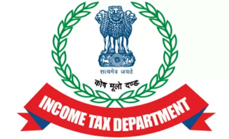 बाबा ग्रुप पर आयकर विभाग की कार्रवाई दूसरे दिन भी जारी, नकदी और शराब की बोतलें बरामद