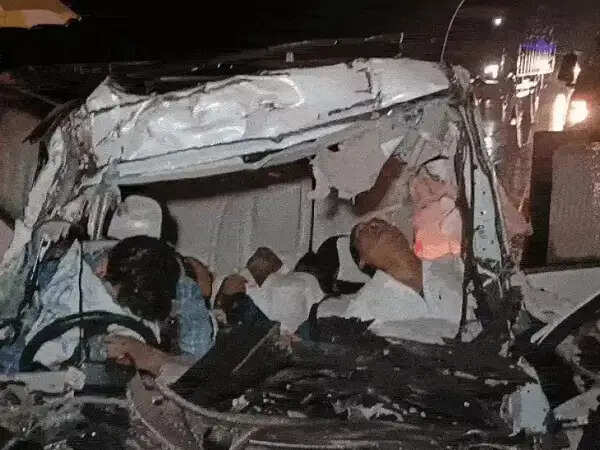 मप्र के मैहर में&nbsp;चलते ट्रक में पीछे से घुसी तेज रफ्तार एक्सयूवी&nbsp;कार, पांच युवकों की मौत