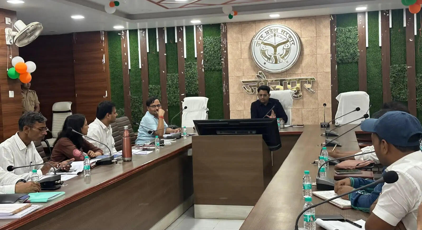 बारिश से क्षतिग्रस्त सड़कों को तत्काल मोटरेबल करें, लापरवाही पर ठेकेदारों पर होगी कार्रवाई : जिलाधिकारी