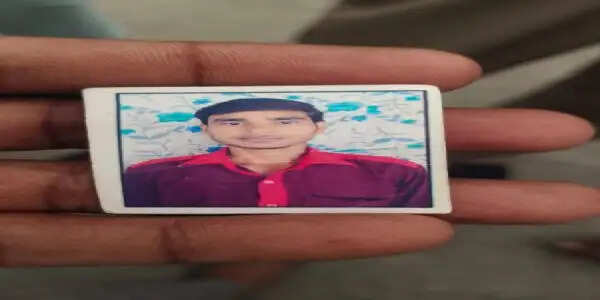 आवारा सांड के हमले से खेत में गिरा युवक, पानी में डूबने से मौत