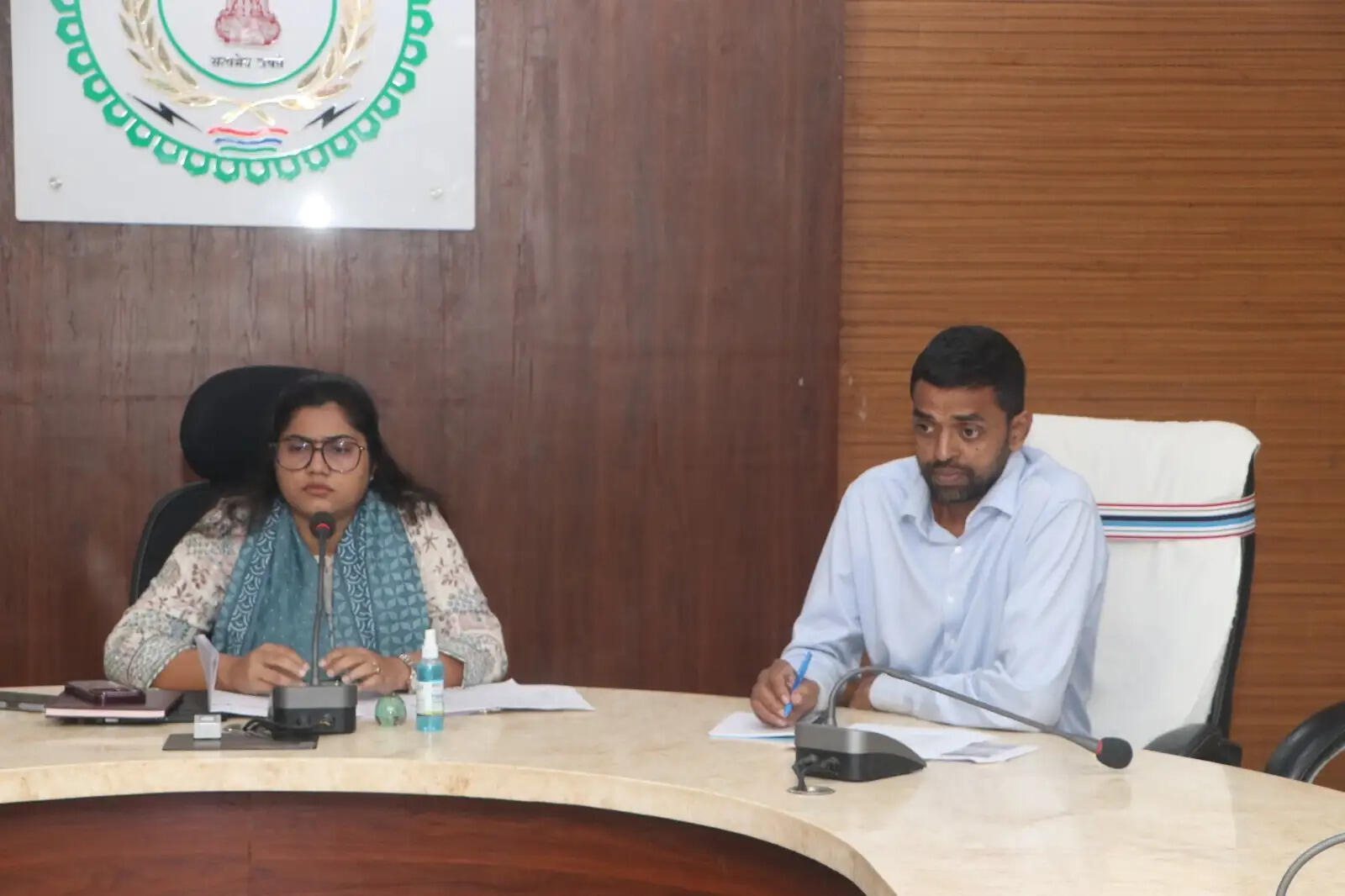 शिक्षा, स्वास्थ्य और बुनियादी सुविधाओं से जुड़े कार्यों को प्राथमिकता दें: कलेक्टर