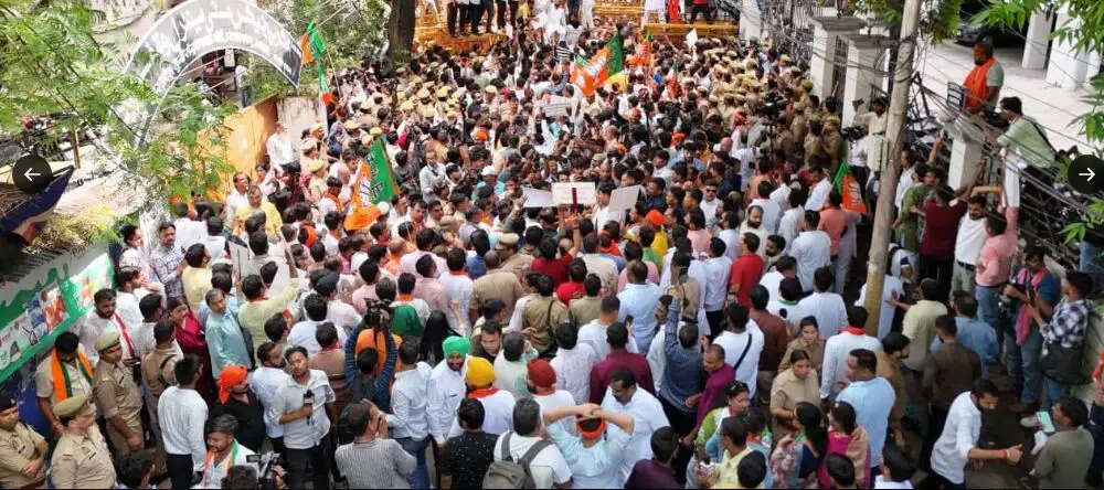 कार्यकर्ताओं के साथ उप्र भाजपा अध्यक्ष पंकज चौधरी ने लखनऊ में कांग्रेस दफ्तर का किया घेराव
