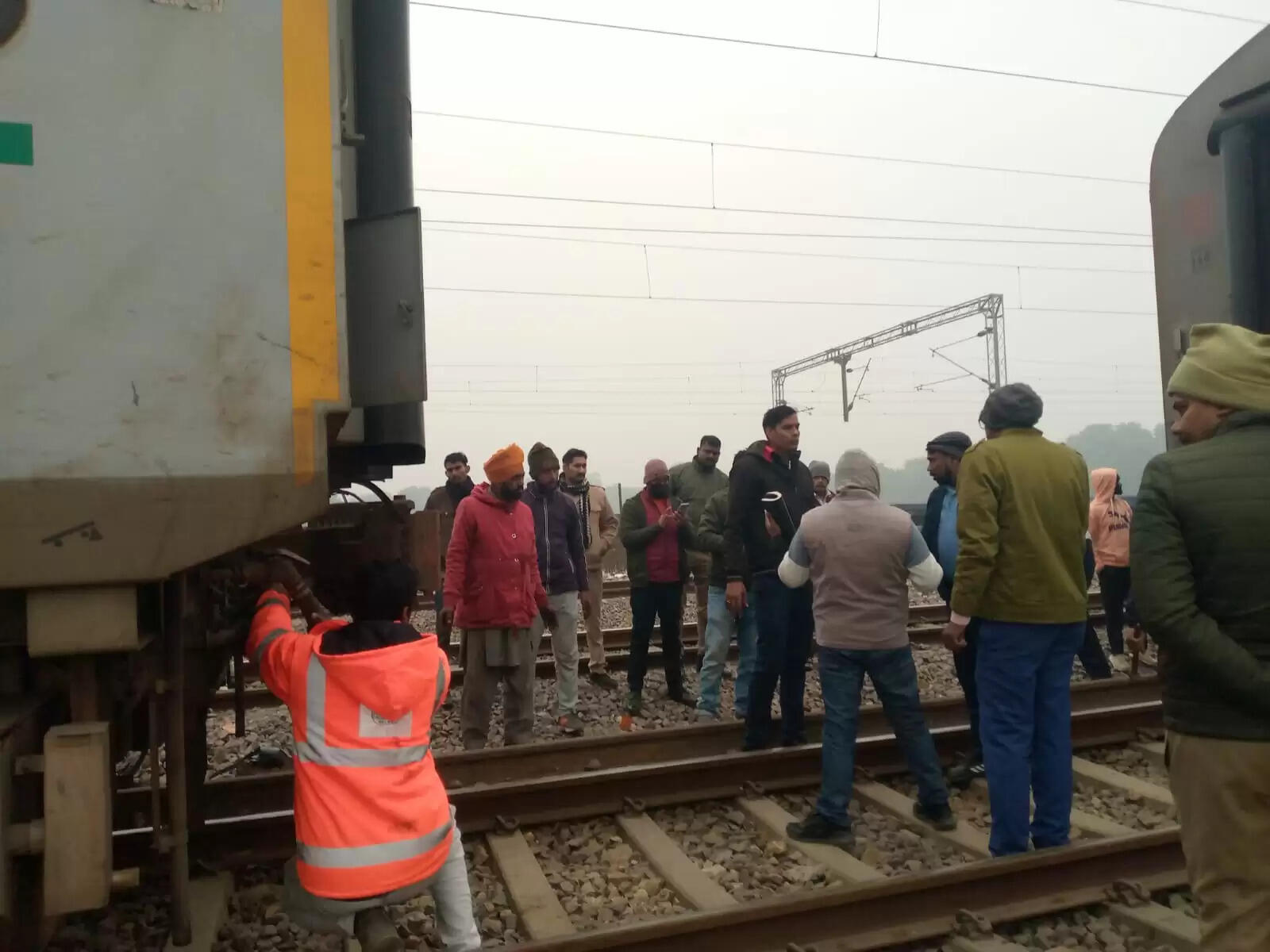 कपलिंग टूटने से दो घंटे खड़ी रही फरक्का एक्सप्रेस ट्रेन