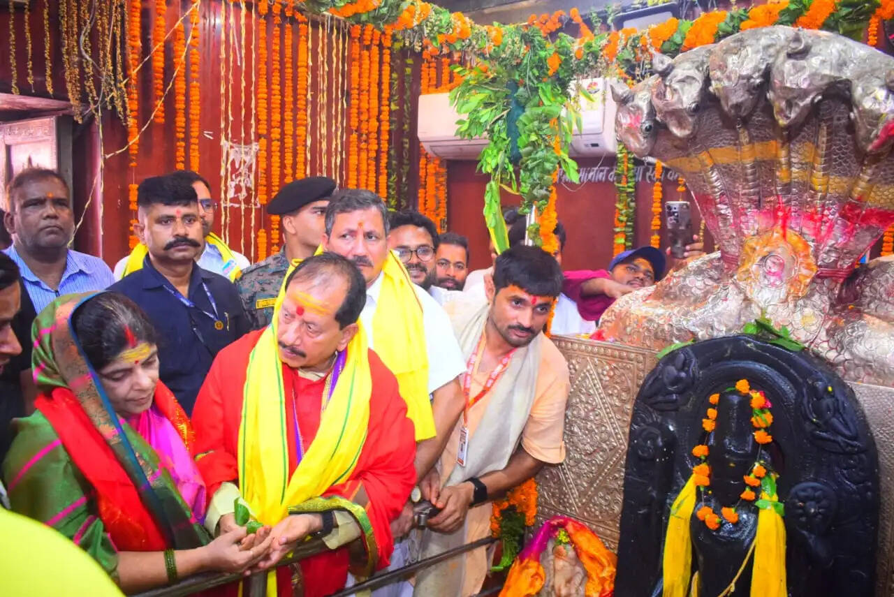 कृषि मंत्री विजय कुमार सिन्हा ने बाबा हरिहर नाथ मंदिर में किया रुद्राभिषेक