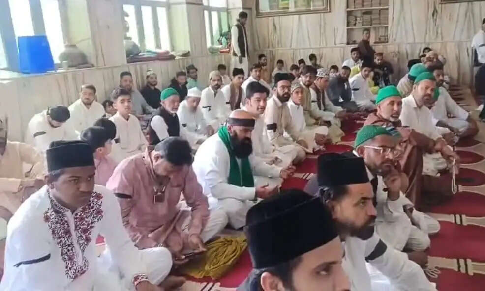 शिया समुदाय को ईद पर रहा गम, काली पट्टी बांध कर की नमाज अदा