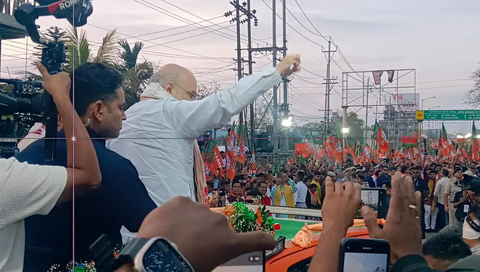 चुनाव 26: गुवाहाटी में केंद्रीय गृहमंत्री अमित शाह ने प्रत्याशी के समर्थन में किया रोड शो