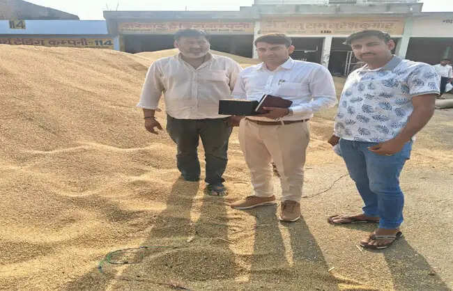 रेवाड़ी उपायुक्त ने खरीद एजेंसियों को लिफ्टिंग कार्य में तेजी लाने के दिए निर्देश