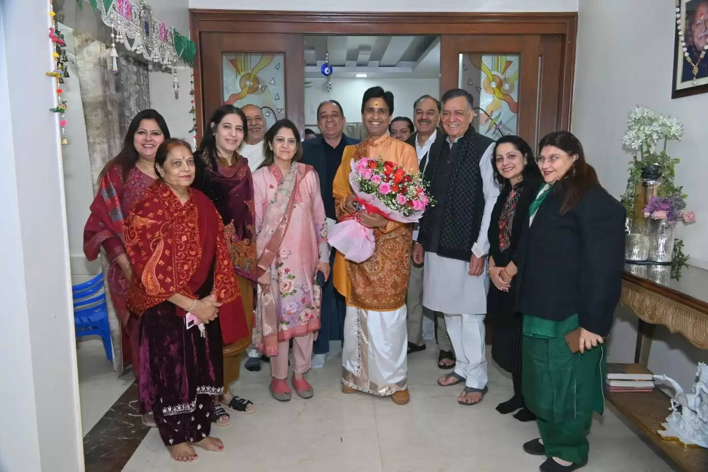 विधानसभा अध्यक्ष सतीश महाना, सांसद रमेश अवस्थी के आवास पहुंचे कवि कुमार विश्वास