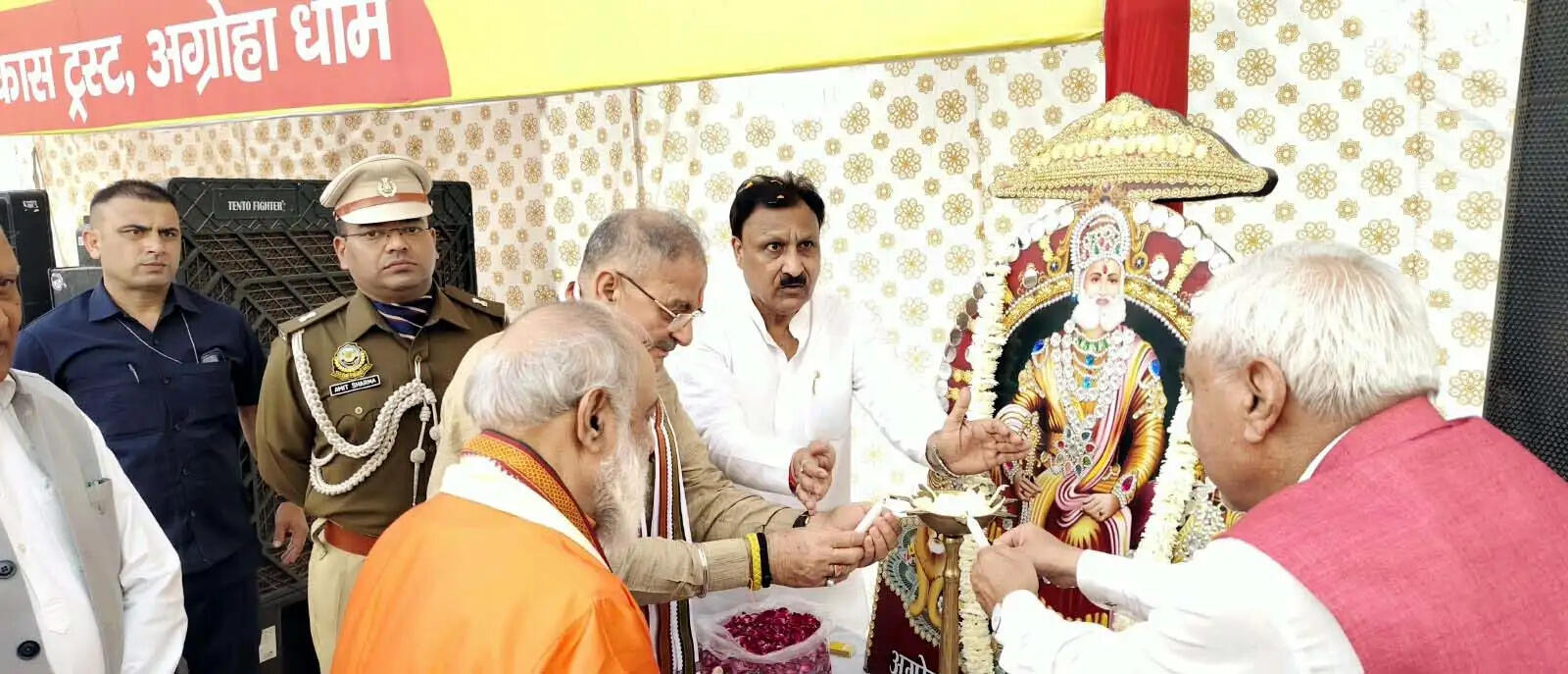 हिसार : महाराजा अग्रसेन के आदर्श सामाजिक समरसता और आत्मनिर्भर समाज की मजबूत नींव : राज्यपाल कविंदर गुप्ता