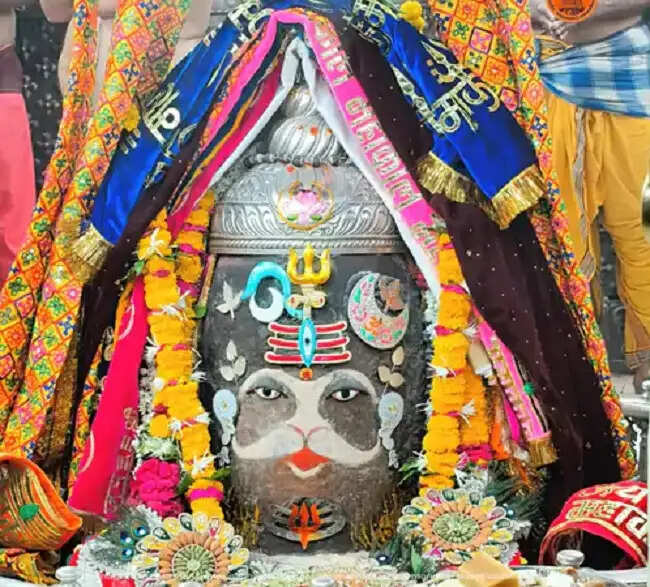 भोजपुरी अभिनेत्री मोनालिसा ने किए बाबा महाकाल के दर्शन, नंदी हॉल में बैठकर देखी भस्म आरती