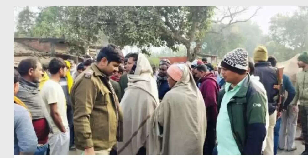 मुआवजे की मांग को लेकर मृतक के परिजनों ने किया सड़क जाम