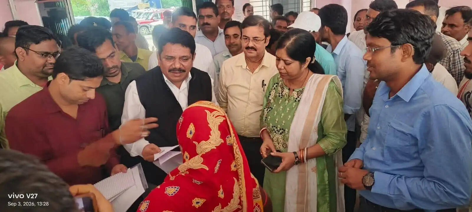 आयुक्त ने किया पालोजोरी प्रखंड कार्यालय का औचक निरीक्षण