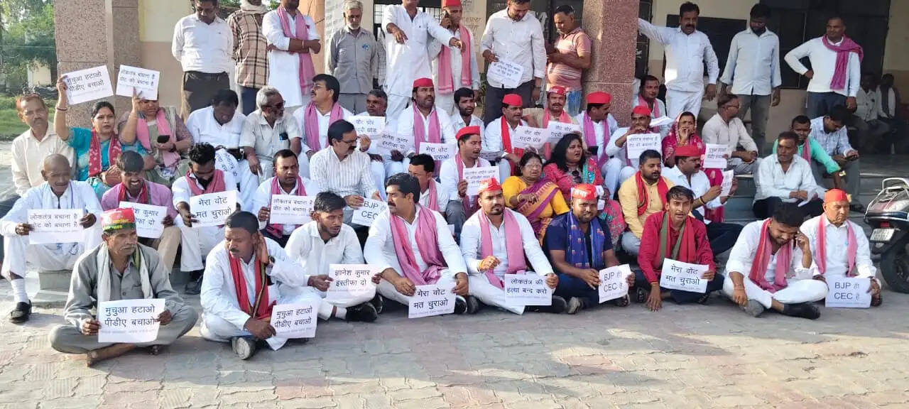 औरैया : अखिलेश की हिरासत के विरोध में सपा कार्यकर्ताओं का धरना