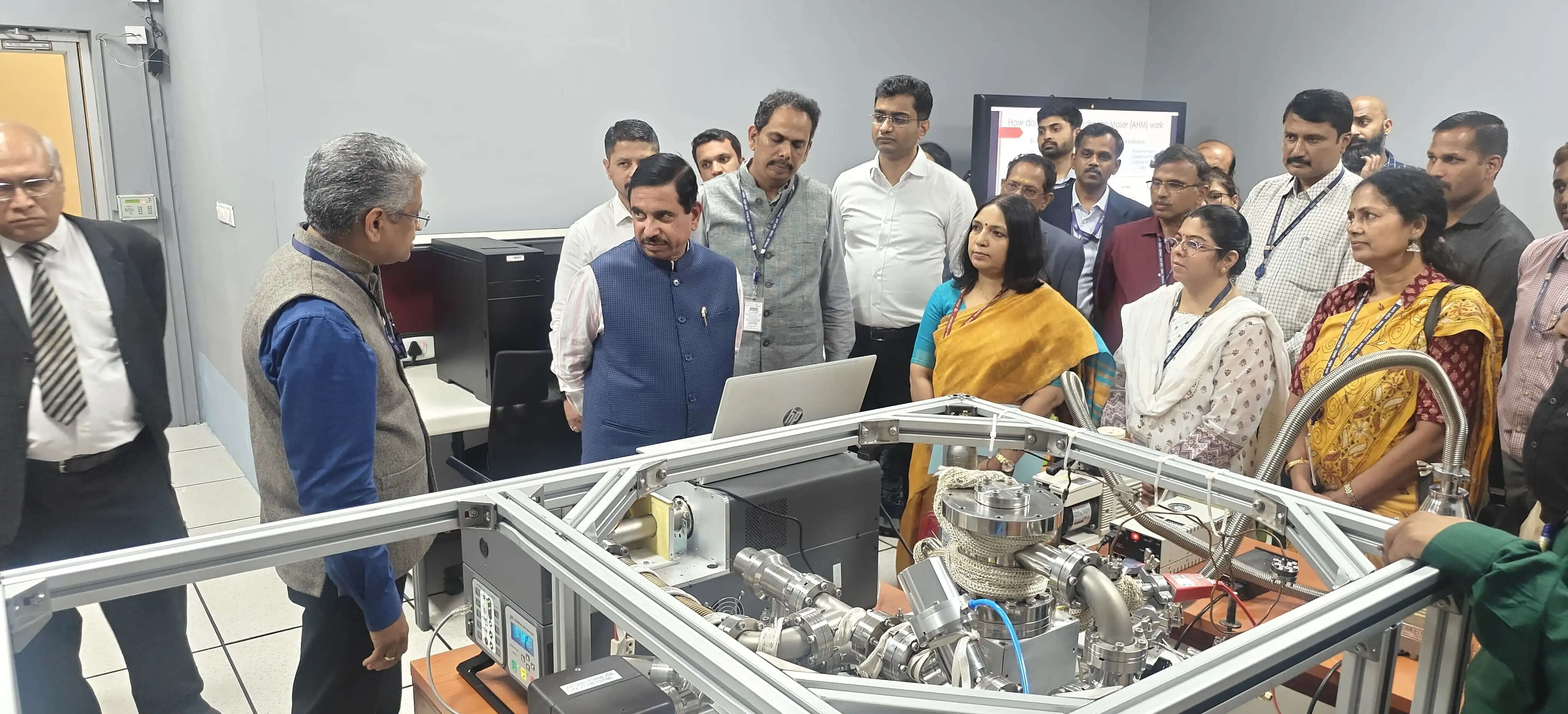 'वन नेशन, वन टाइम' पहल में इसरो, सीएसआईआर-एनपीएल और उपभोक्ता विभाग की अहम भूमिका : प्रह्लाद जोशी