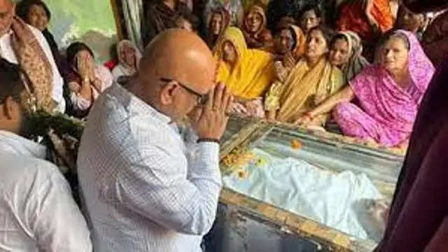 सपा नेता राजन के घर पहुंचे अजय राय, दी सांत्वना