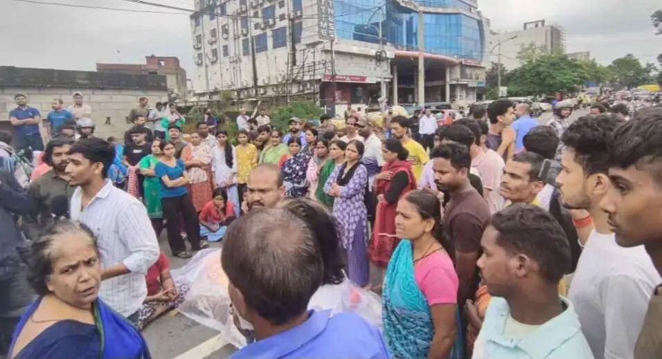 सड़क हादसे में बुजुर्ग की मौत के विरोध में प्रदर्शन, चालक की गिरफ्तारी की मांग