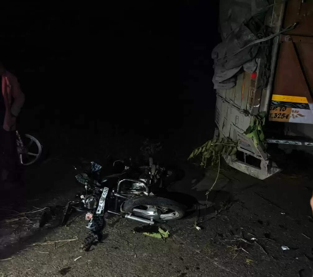 खड़े ट्रक से टकराई बाइक, दो युवकों की मौत