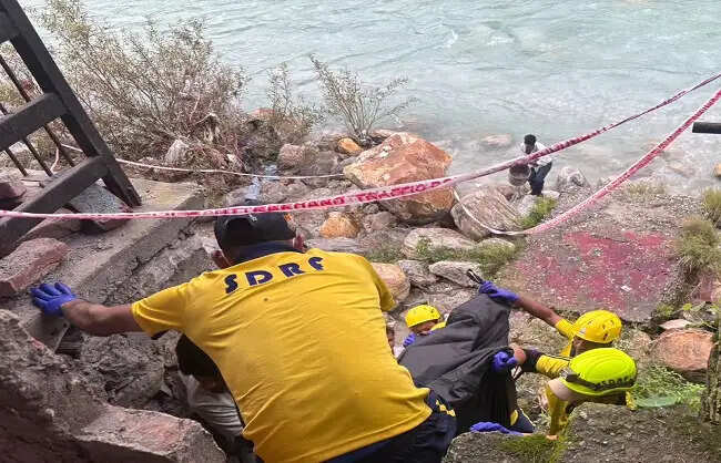 खीर गंगा नदी से 49 वर्षीय व्यक्ति का शव बरामद