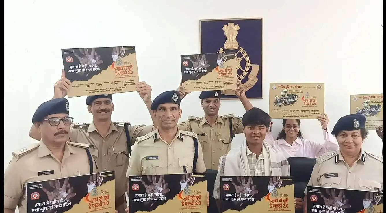 लॉर्ड्स में ऐतिहासिक उपलब्धि हासिल करने वाली भारतीय क्रिकेटर क्रांति गौड़ का भोपाल पुलिस आयुक्त ने किया सम्मान