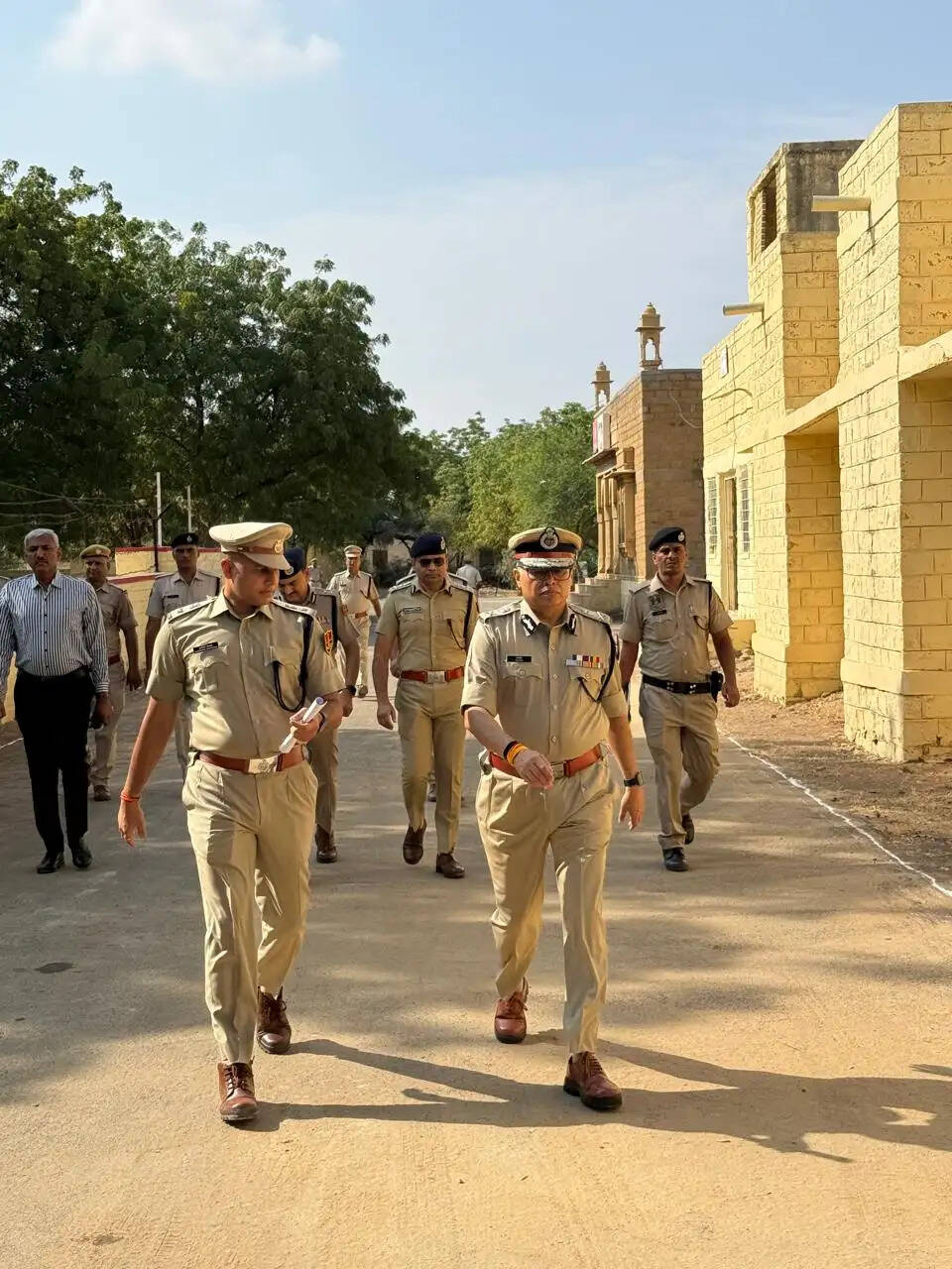 सीमा से पुलिस लाइन तक डीजीपी का दौरा: जवानों से संवाद से लेकर बच्चों की पढ़ाई तक परखी व्यवस्थाएं