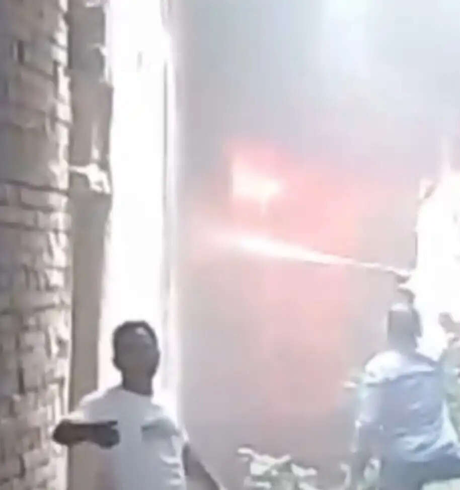 इलेक्ट्रॉनिक गोदाम में लगी आग से लाखों का नुकसान