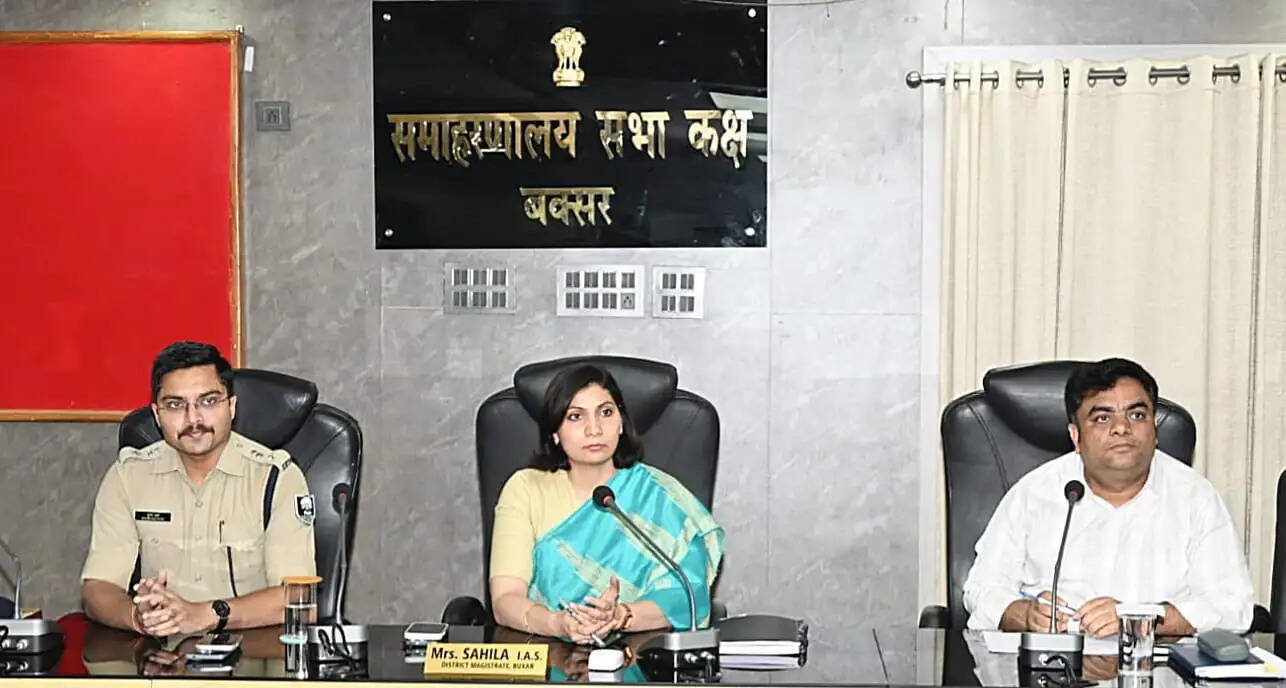 गैस वितरण में सख्ती, वितरकों के साथ डीएम-एसपी ने की बैठक