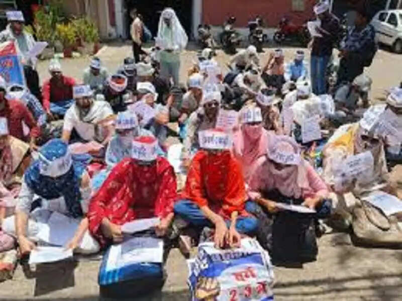 भोपाल:&nbsp;शिक्षक भर्ती में पदवृद्धि की मांग को लेकर डीपीआई पर उग्र प्रदर्शन,&nbsp;तेज धूप में सड़क पर डटे अभ्यर्थी