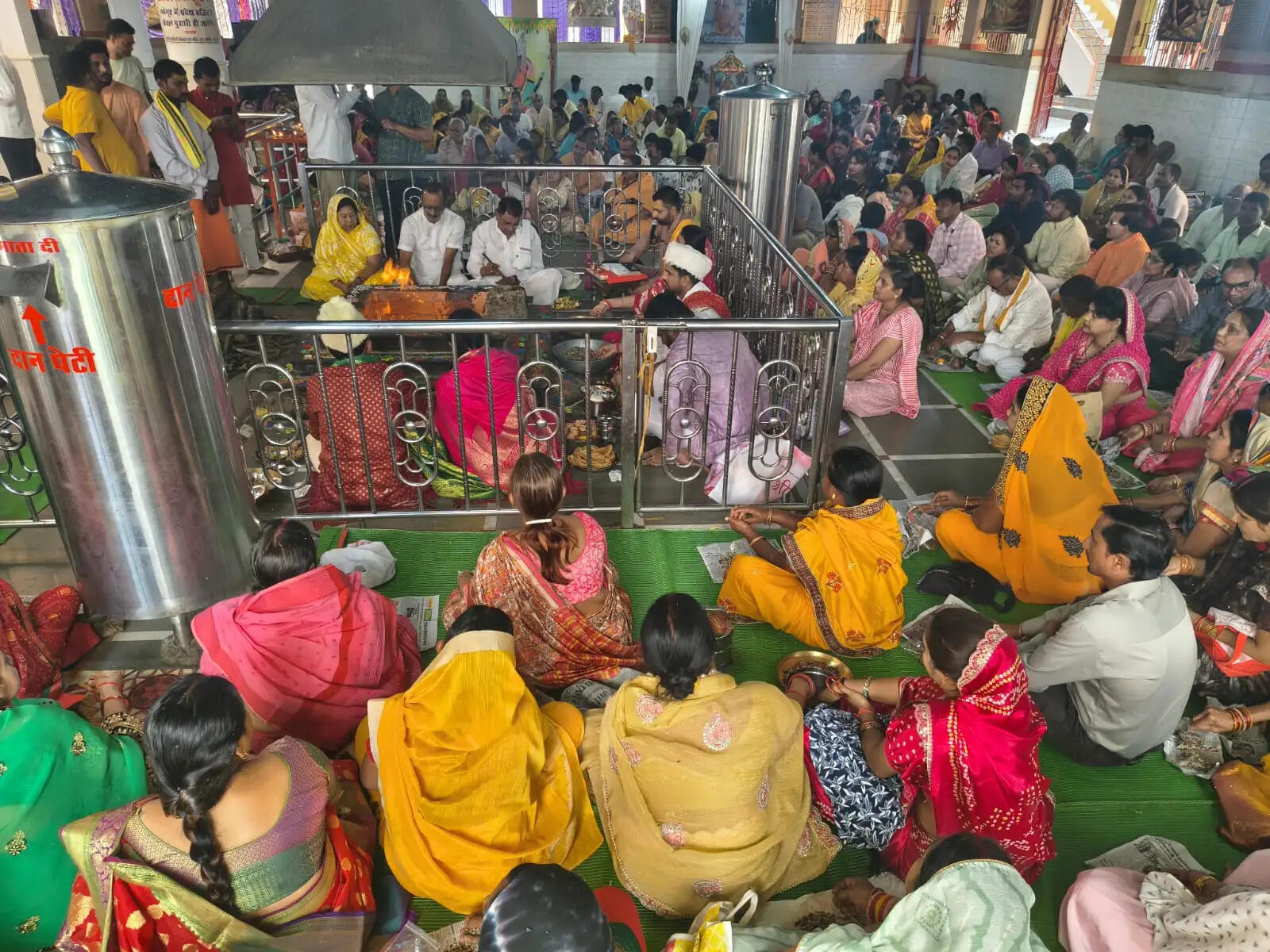 अष्टमी पर देवी मंदिरों में उमड़ी श्रद्धा की लहर, हवन-पूजन के साथ हुआ नौ कन्या भोज