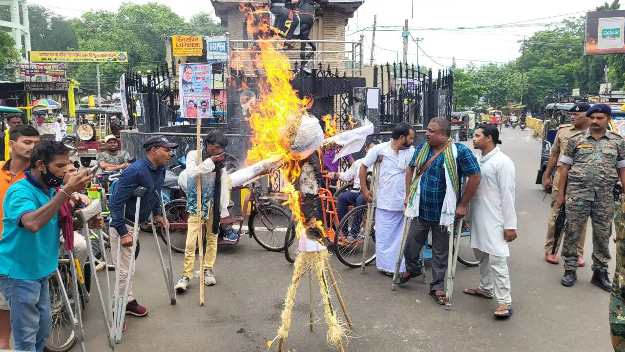 बक्सर में दिव्यांग जनों ने नीट पेपर लीक मामले में केंद्रीय शिक्षा मंत्री का किया पुतला दहन