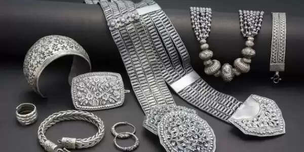 सर्राफा बाजार में सस्ती हुई चांदी, एक दिन में 5,100 रुपये तक घटी कीमत