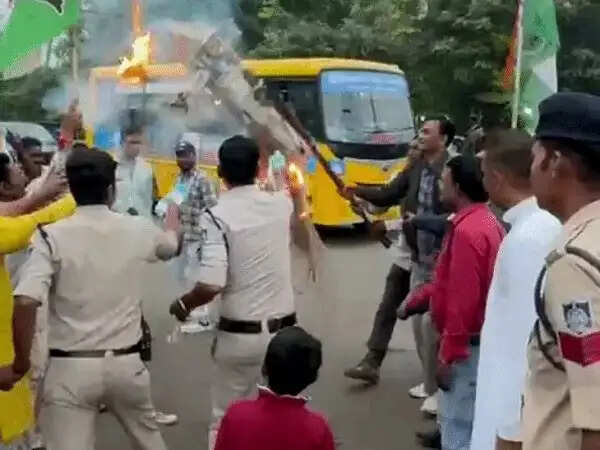 हरदीप पुरी की उम्मीदवारी के विरोध में भोपाल में कांग्रेस का प्रदर्शन, पुतला फूंका, भोपाल आने पर काले झंडे दिखाने की चेतावनी