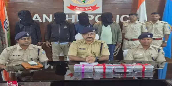 नीरज साहू के नाम पर मांगते थे लेवी, चार गिरफ्तार