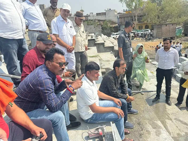 इंदौरः डकाच्या ग्राम पंचायत में बनने वाले कबड्डी स्टेडियम का मंत्री सिलावट ने किया निरीक्षण