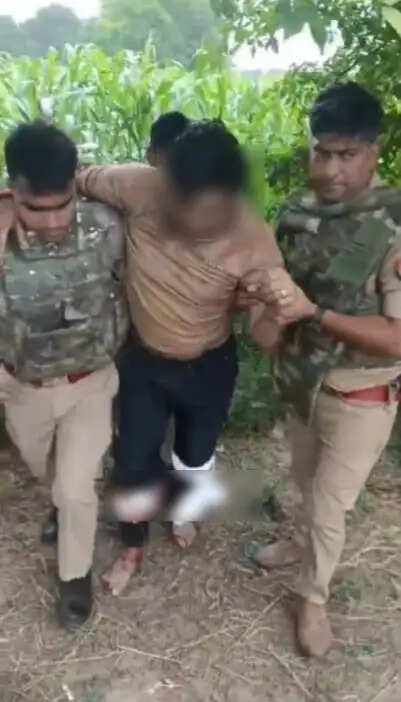 हाथरस में पुलिस मुठभेड़ में बदमाश घायल, प्रभारी निरीक्षक की बुलेटप्रूफ जैकेट में भी लगी गोली