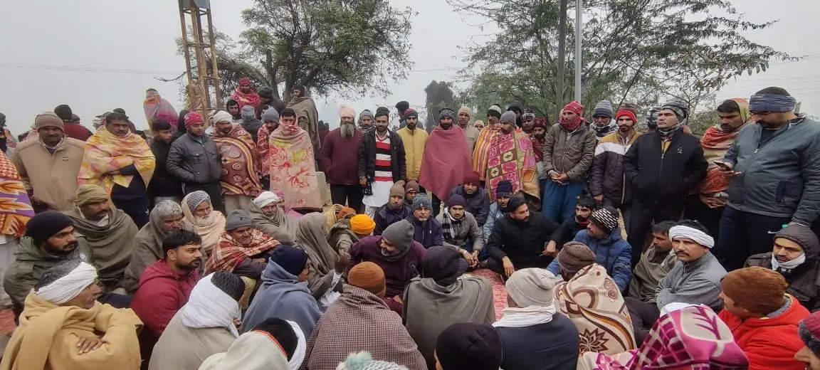 ग्रामीणों ने चोरी की घटनाओं के विरोध में ग्रामीणों ने दिया धरना