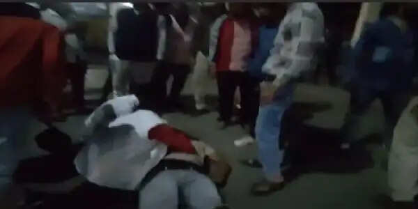 भिण्डः युवक की गोली लगने से उपचार के दौरान मौत, परिजन ने थाने के सामने लगाया जाम