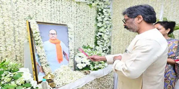 मुख्यमंत्री हेमन्त सोरेन ने दिवंगत जेएन सिंह को दी श्रद्धांजलि, परिजनों को बंधाया ढांढस