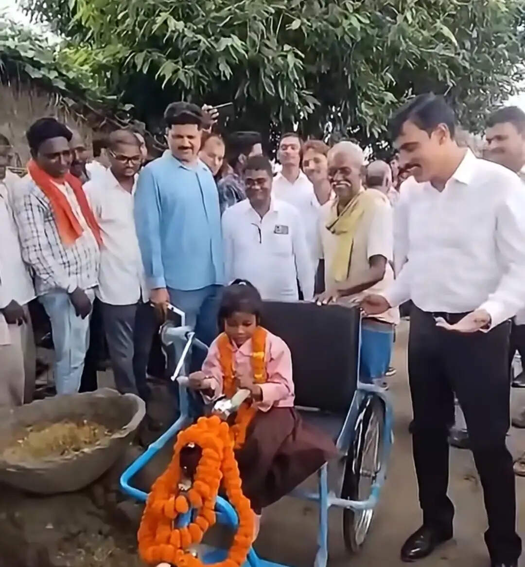 मुश्किलों के बीच पढ़ाई का सपना, रागिनी की मदद को पहुंचे डीएम