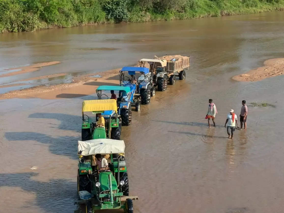 सीतानदी में पानी के भीतर से रेत का अवैध उत्खनन