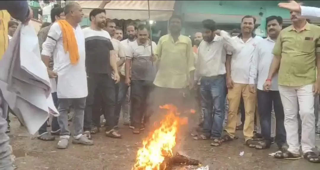 हिंदू युवा संगठन ने जुलूस निकाल बांग्लादेश का फूंका पुतला