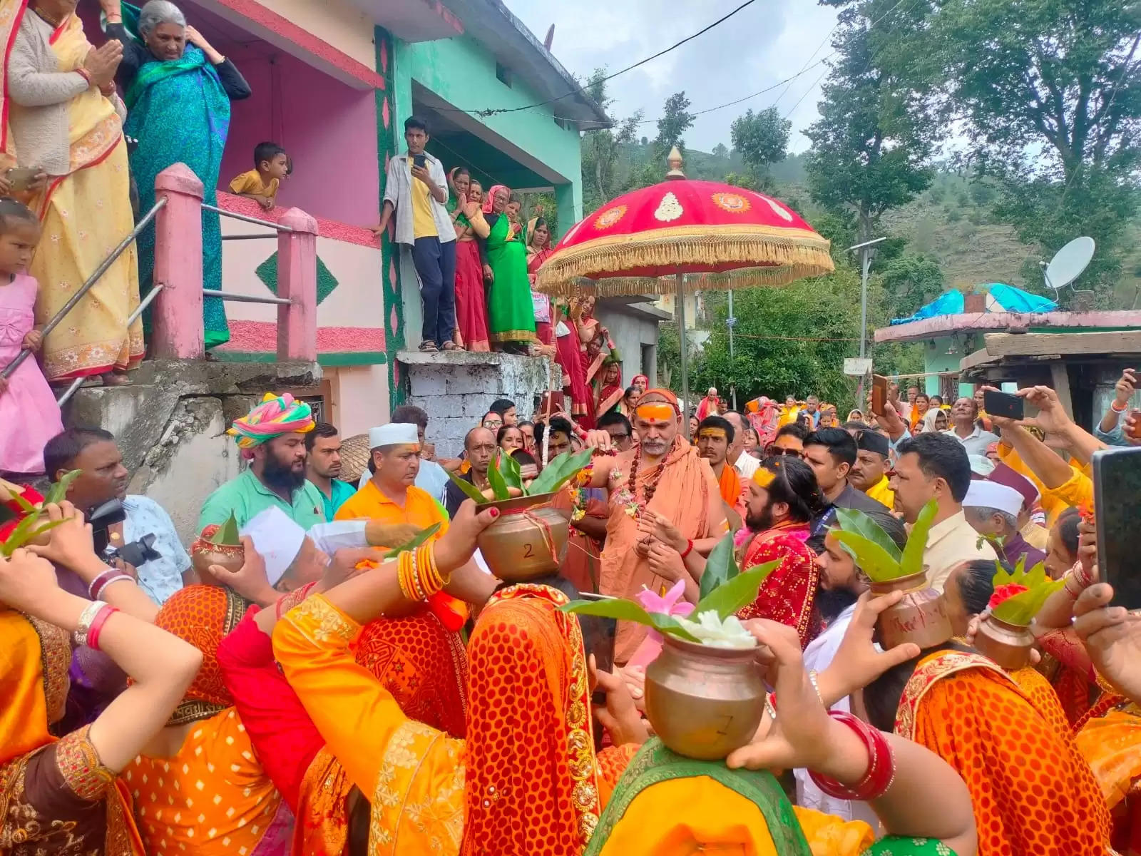 शंकराचार्य स्वामी अविमुक्तेश्वरानंद महाराज पहुंचे बद्रीनारायण संस्कृत विद्यालय