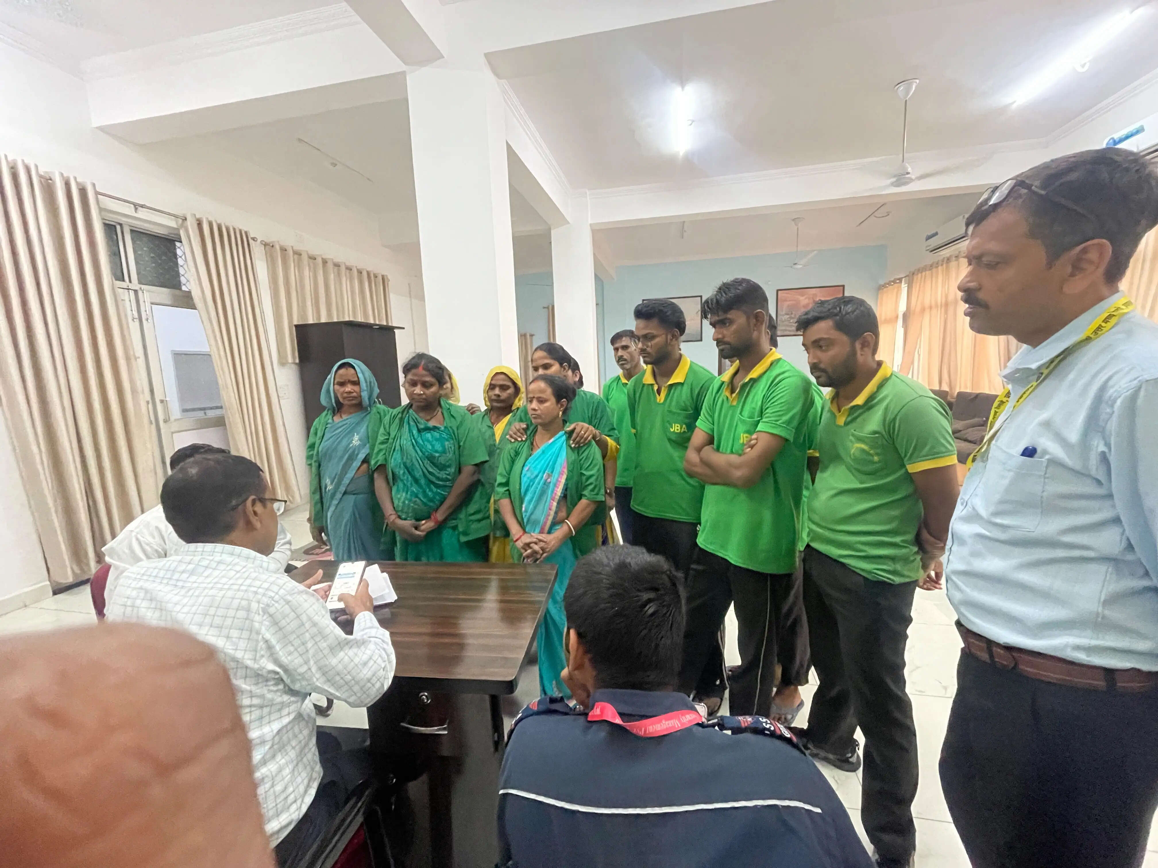 संविदा श्रमिकों और परिजनों के आयुष्मान कार्ड के लिए विशेष अभियान