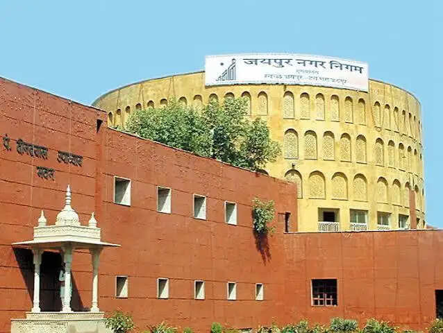महापौर सड़क किनारे कचरे का ढेर देखकर रुके, मौके पर खड़े रहकर करवाई सफाई