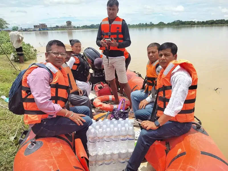 असम बाढ़ : 11 जिलों की 7 लाख आबादी प्रभावित, छह और शव मिले
