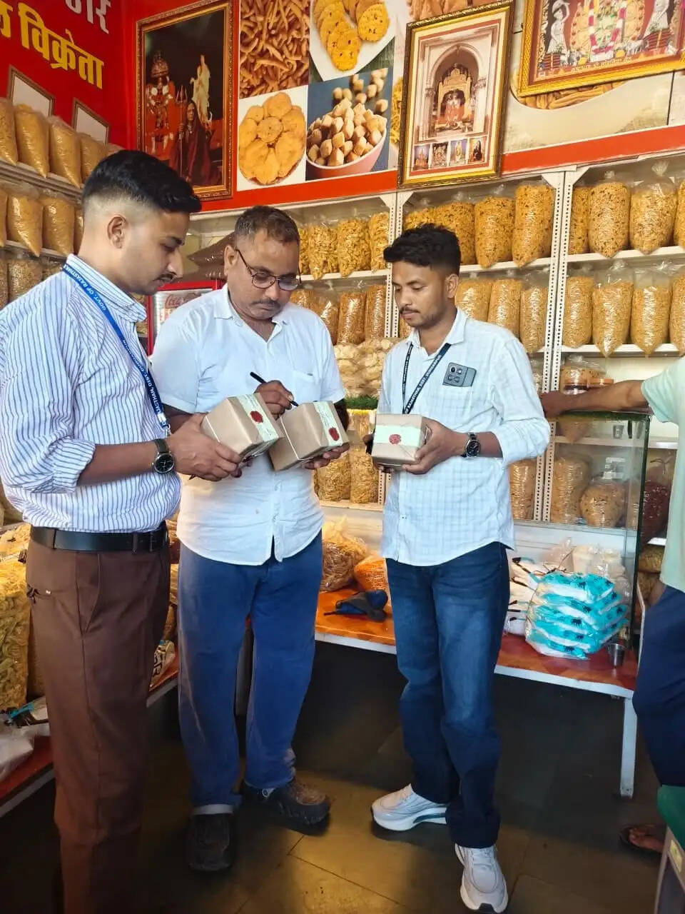 डूंगरपुर में खाद्य सुरक्षा विभाग की बड़ी कार्रवाई, 16 किलो अवधिपार सामग्री नष्ट