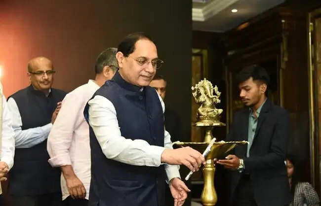 भारतीय शेयर बाजार विभिन्न झटकों को झेलने में सक्षमः तुहिन कांत पांडेय